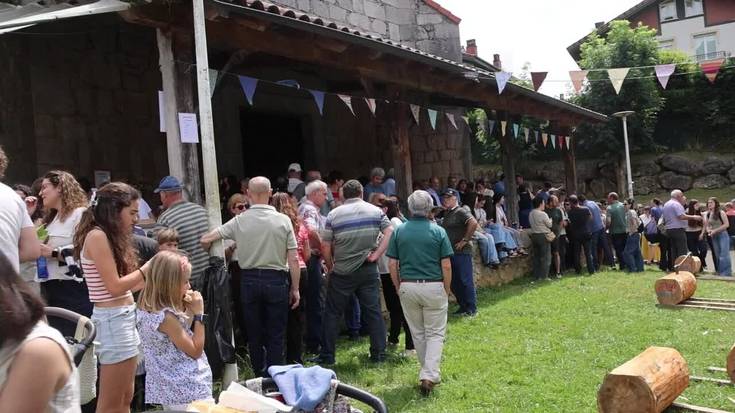 Trinitate Eguna ospatzen ari dira gaur, igandea, Mendaron