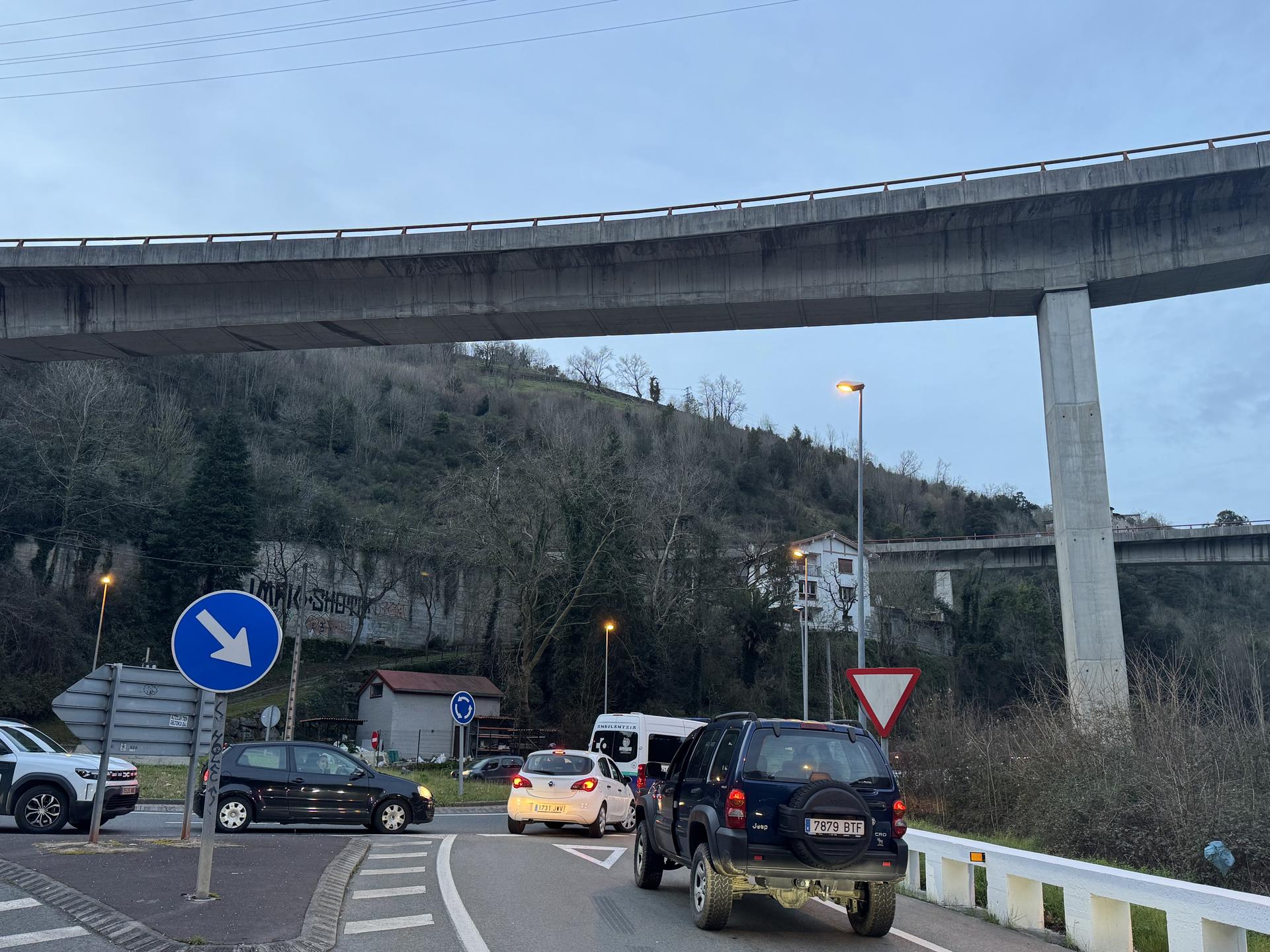 Pertsona bat hil da Maltzagan autopistako zubibidetik jausita