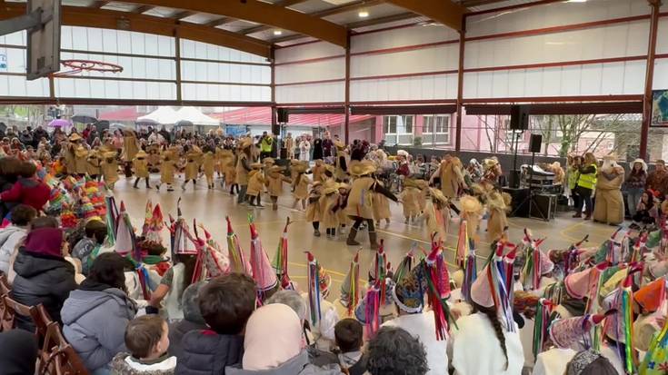 Giro ederra Soraluzeko ume eta gaztetxoen Euskal Aratusteetako jaialdian