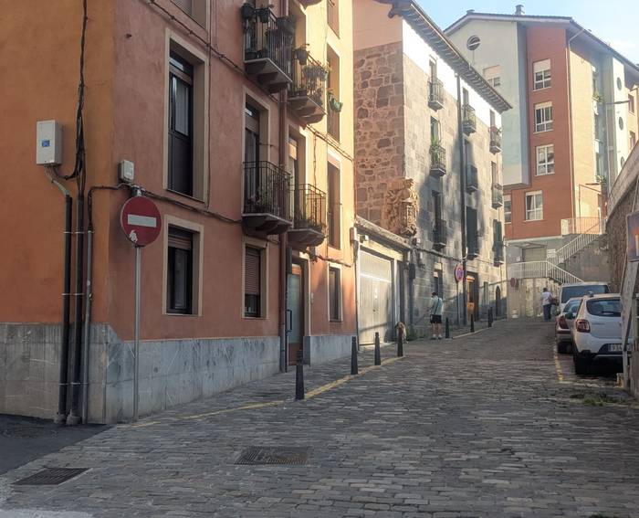 SAPA eta Baltegieta 22 bitarteko galtzada-harria birjartzeko lanak martitzenean, urriaren 21ean hasiko dira; aldaketak ekarriko ditu aparkaleku, garaje eta trafikoan.