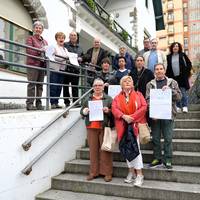 Debako Eguneko Zentroa egunero irekitzeko eskatzeko sinadura bilketa