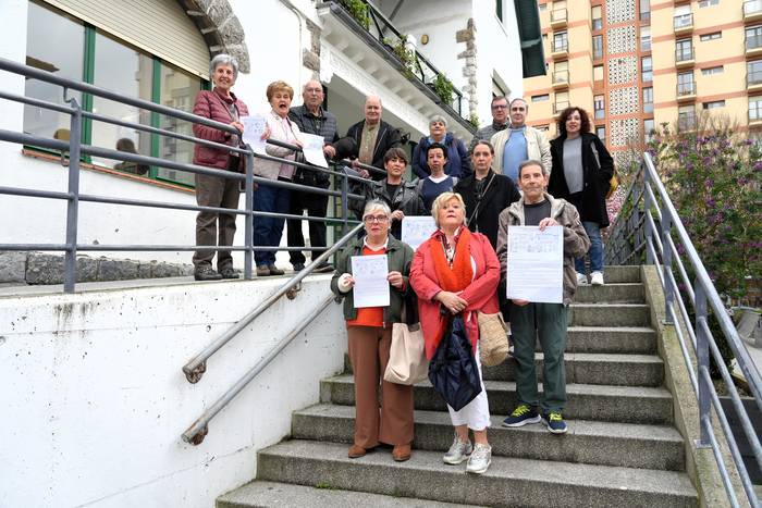 Debako Eguneko Zentroa egunero irekitzeko eskatzeko sinadura bilketa