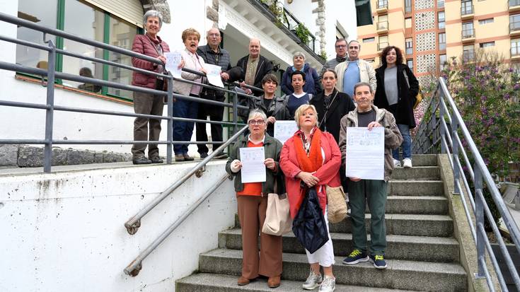 Debako Eguneko Zentroa egunero irekitzeko eskatzeko sinadura bilketa