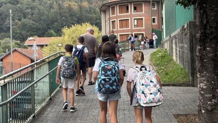 136 umek hasi dute ikasturtea Mendaroko eskolan, eta seik, herriko haurreskolan