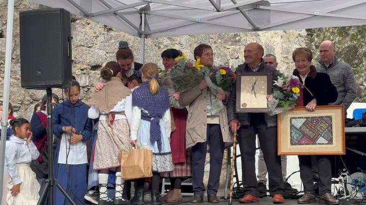 Omenaldi hunkigarria Boskoitxiko eta Lezarriko baserritarrei eta Urratseko dantza irakasleei