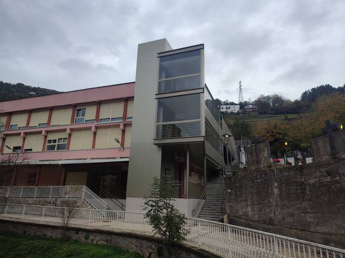 Soraluzeko EAJ-PNVk Plaentxi Herri Ikastetxean irisgarritasun lanen amaiera ospatzen du