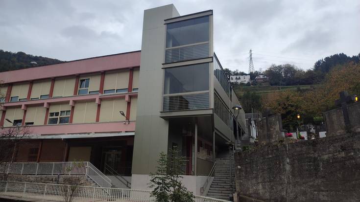 Soraluzeko EAJ-PNVk Plaentxi Herri Ikastetxean irisgarritasun lanen amaiera ospatzen du