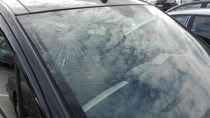 Autoaren kristala hautsi diote, urez betetako poltsa jaurtita