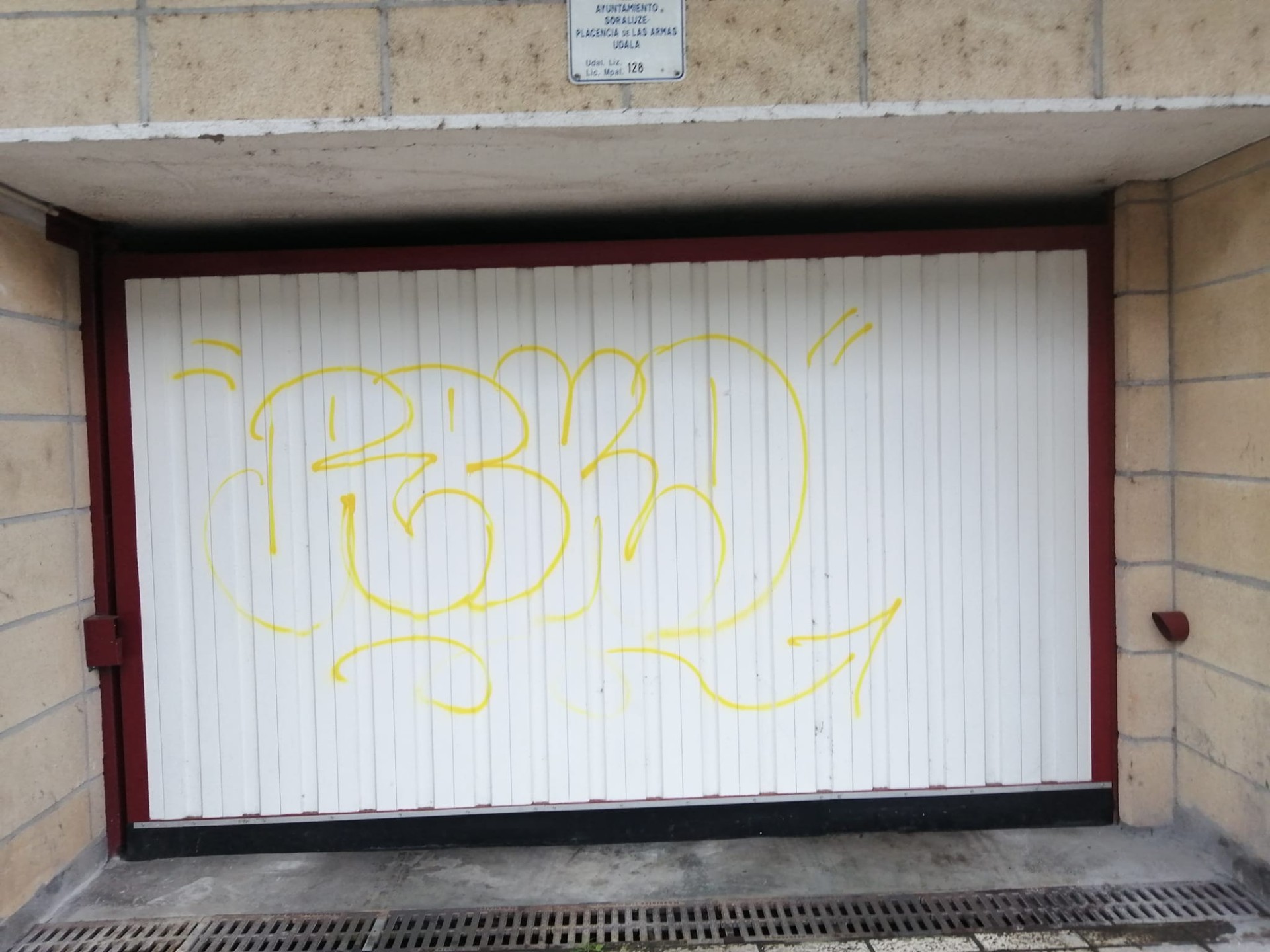 Pintada garajearen atean