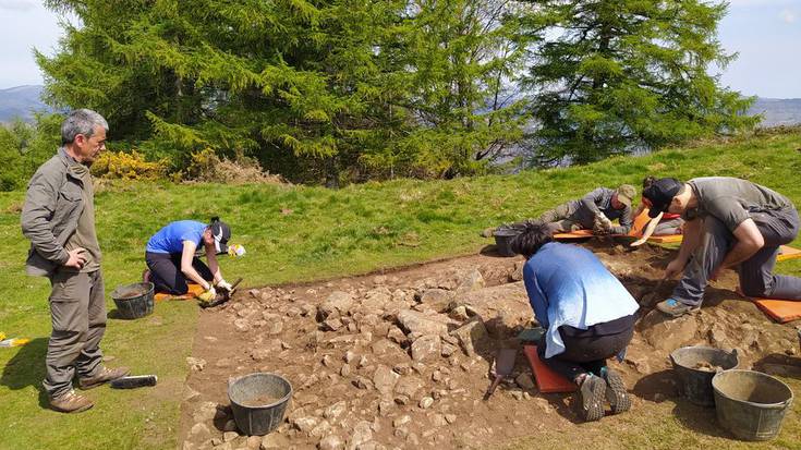 Historiaurreko bi monumentu topatu dituzte Karakatetik gertu