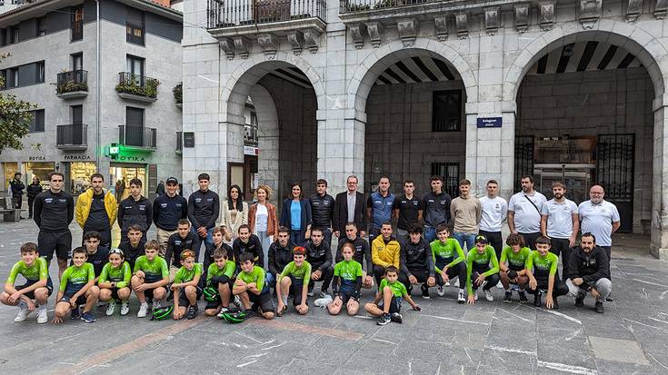 Euskaltel txirrindulari taldeari harrera ofiziala egin dio Elgoibarko Udalak