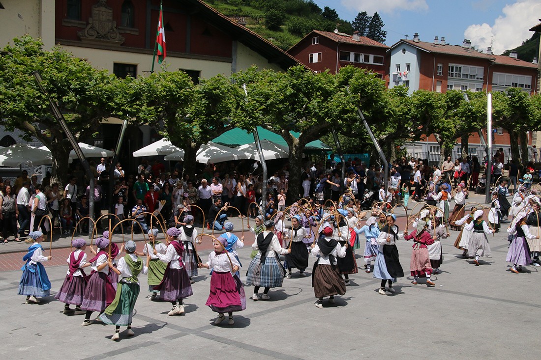 Domekan 150 dantzari txiki batuko dira herrian