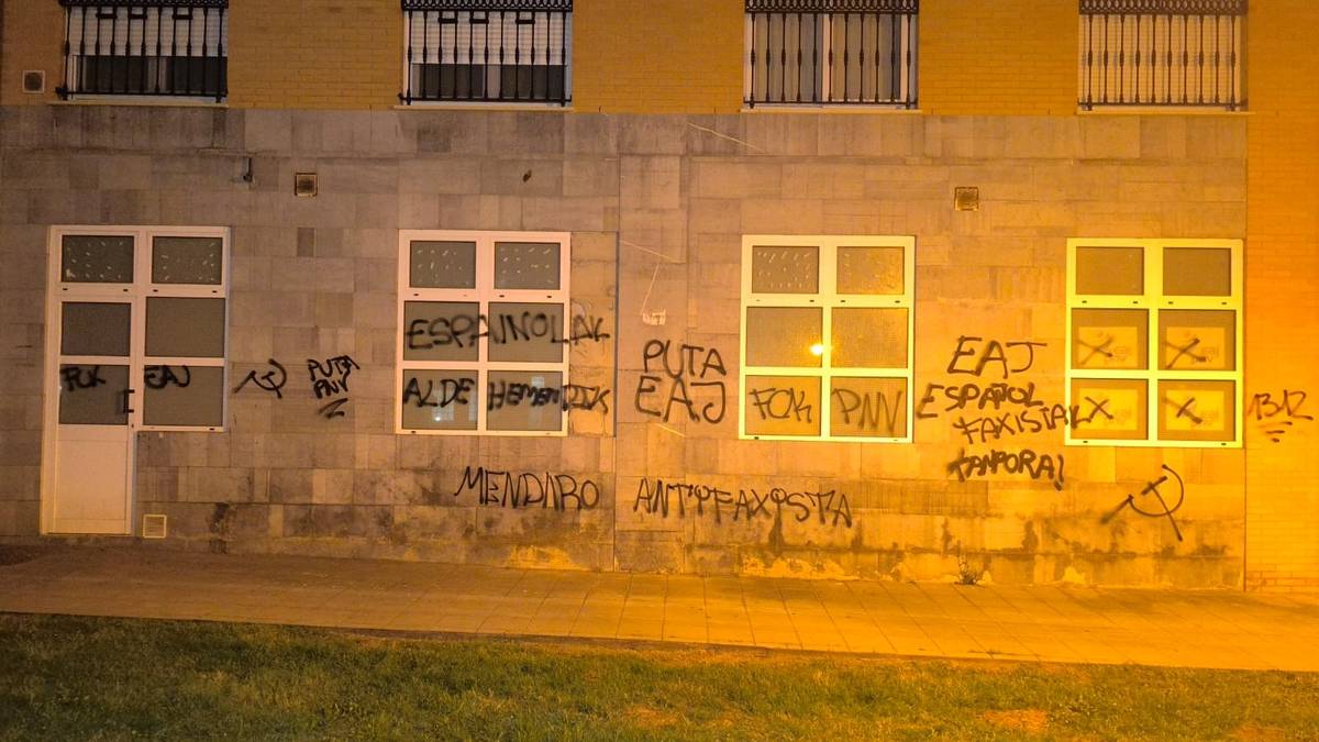 EAJren kontrako pintaketak egin dituzte Mendaron Batzokiko sarreran