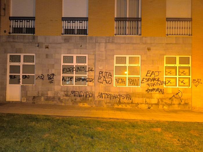 EAJren kontrako pintaketak egin dituzte Mendaron Batzokiko sarreran