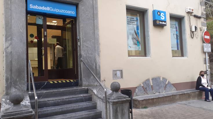 Sabadell banketxearen bulegoa itxi egingo dute, urrian