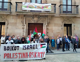 Gazako genozidioaren aurkako  elkarretaratzea Ermuko Udalaren aurrean