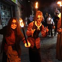 Eskean irtengo dira gaur umeak, urteko iluntzerik beldurgarrienean