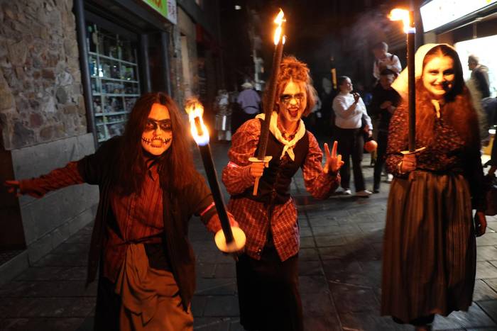 Eskean irtengo dira gaur umeak, urteko iluntzerik beldurgarrienean