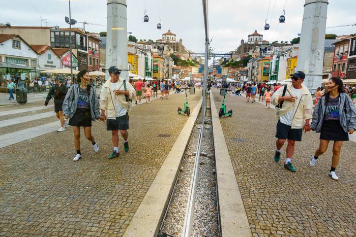 "Tranbiaren geltokiko kristala ispilu bihurtuta" (Portugal-Vilanova de Gaia)