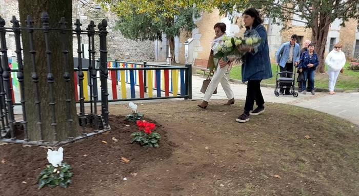 Askotariko indarkerien biktimak omentzeko ekitaldia egin dute Giza Eskubideen parkean