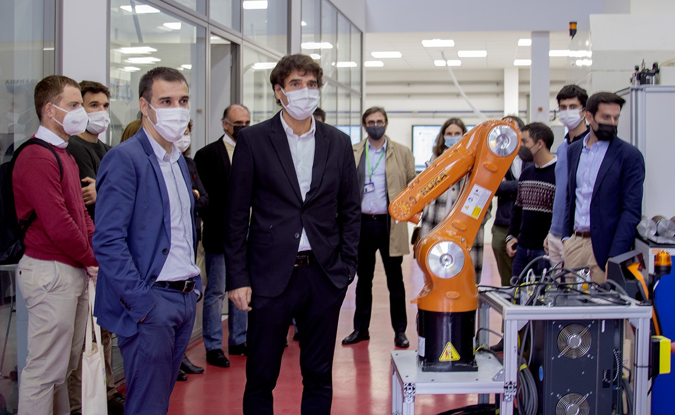 Urtero 200 profesional inguru prestatuko dituen IIoT Gaitasun Zentroa aurkeztu zuten