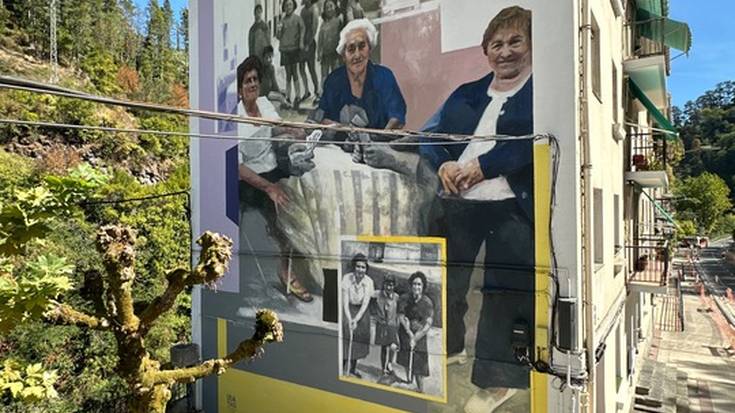 Atzo bukatu zuen Txurrukeneko bigarren murala Udane Juaristi 'Udatxo'-k, bertan azaltzen diren auzotarrak betikotuz
