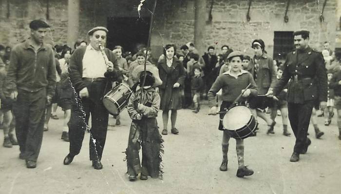 Oilarraren bila itsu-itsuan