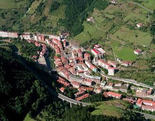 Soraluzeko EAJ-PNVk berehalako konponbideak eskatu ditu bide publikoan abandonatutako ibilgailuen pilaketaren aurrean