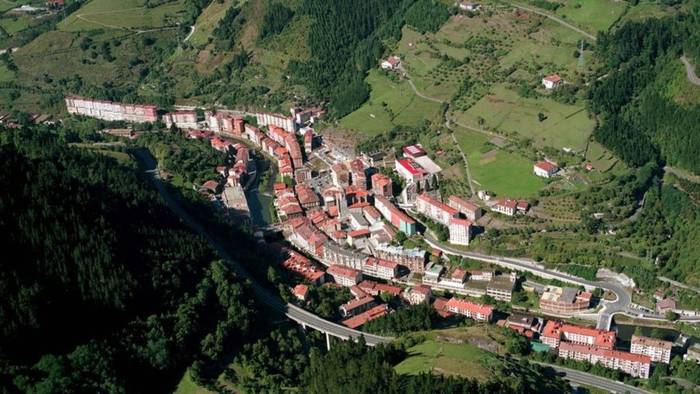 Soraluzeko EAJ-PNVk berehalako konponbideak eskatu ditu bide publikoan abandonatutako ibilgailuen pilaketaren aurrean