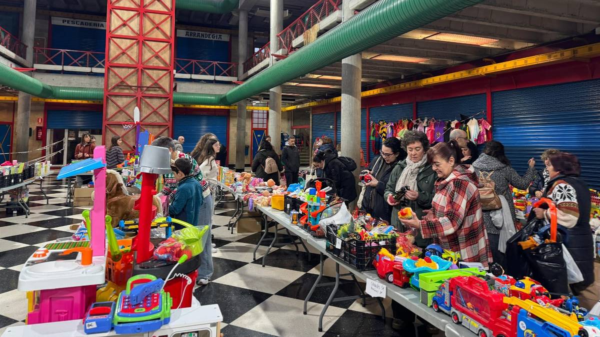 4.000 euro bildu dira Esklerosi Anizkoitzaren Aldeko Azokan