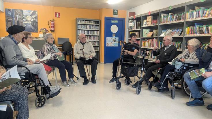 Euskaraldiaren egitarauarekin bat eginez Irakurketa Errazeko saio irekia egin da gaur goizean Liburutegian