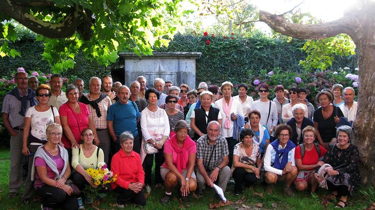 Sallobente auzoko historia ezagutzeko aukera izan zuten hainbat herritarrek, Pello Arrietaren eskutik