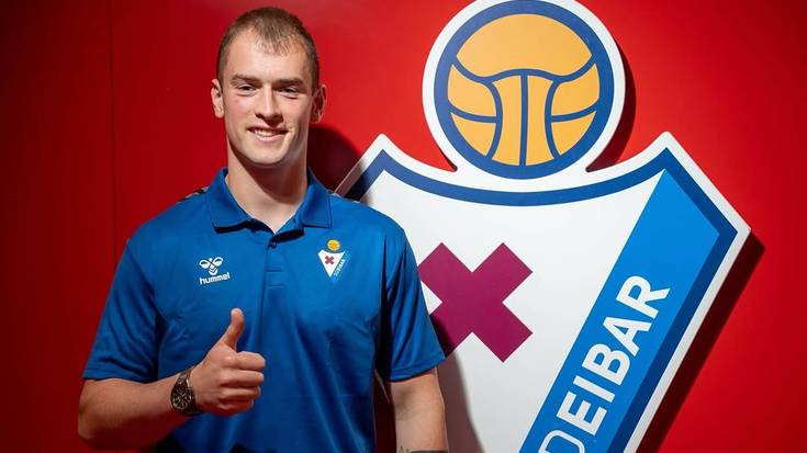 Unai Ayala atezain mendaroarrak beste denboraldi baterako berritu du kontratua Eibarrekin