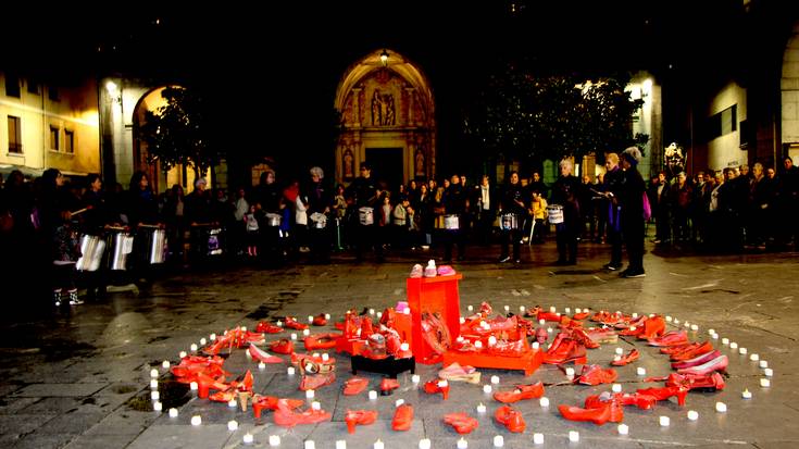 Irudietan: Elkarretaratzea eta manifestazioa egin dute iluntzean, mugimendu feministak deituta