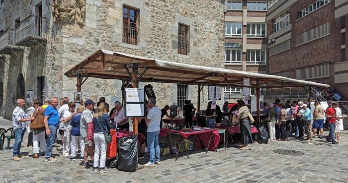 Altzolako auzo elkartekoek banatu dituzte maiatzeko ferian zozkatu zituzten opariak