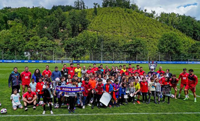 Eibar taldeko futbolariak gertutik ezagutzeko aukera izan dute Ikastolako ikasleek