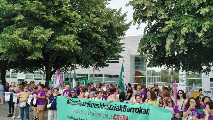 Soraluzeko egoitzako hainbat langilek ere bat egin dute grebarekin