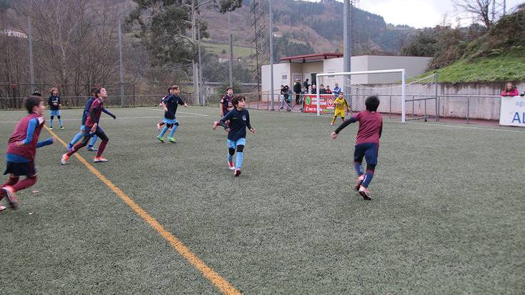 Gaur, futbol eskolarekin lotutako batzarra