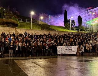 Ehunka herritar Basalgo parke eolikoaren kontrako argazki herrikoian