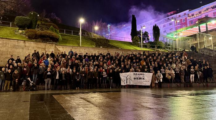 Ehunka herritar Basalgo parke eolikoaren kontrako argazki herrikoian