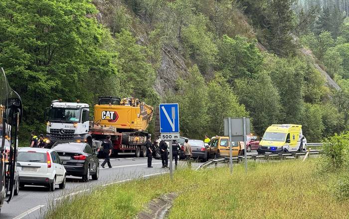 Lau ibilgailuren arteko trafiko istripua gertatu da Azkaraten, eta errepidea erabat itxita egon da