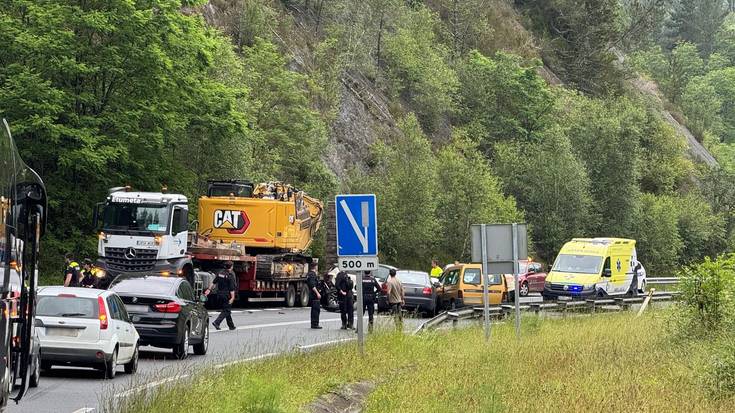 Lau ibilgailuren arteko trafiko istripua gertatu da Azkaraten, eta errepidea erabat itxita egon da