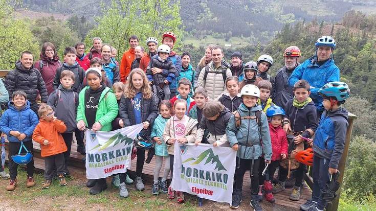 Ermittia Behekoa kobazuloa bisitatu dute 40 bat lagunek 'Gure natura ezagutuz' egitasmoaren baitan