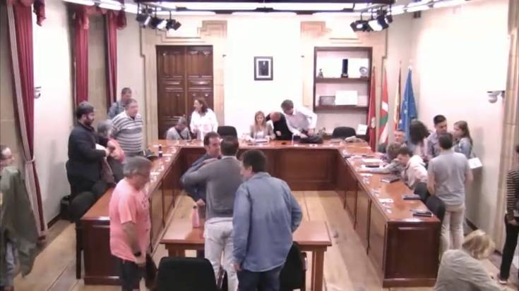 Kultura zinegotziaren kontrako “estrategia politiko zikina” salatu du bikotekideak