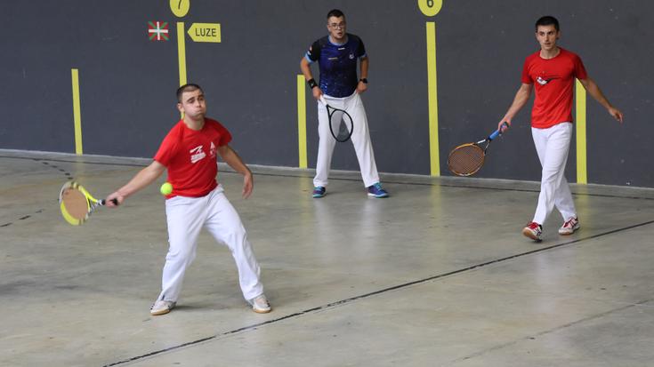 Frontenis txapelketako lehenengo partiduak jokatuko dituzte bihar, asteazkena, Mendaron