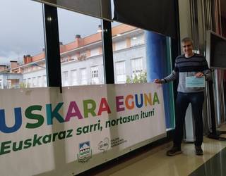 Ion Urbietak irabazi du Euskararen Nazioarteko Egunerako Mendaroko Udalak antolatutako lema lehiaketa