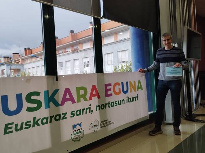 Ion Urbietak irabazi du Euskararen Nazioarteko Egunerako Mendaroko Udalak antolatutako lema lehiaketa
