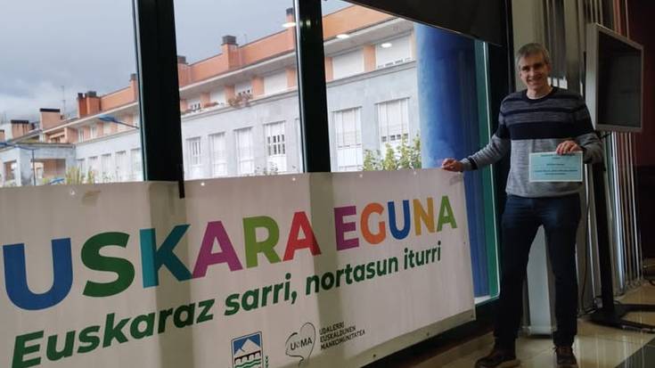 Ion Urbietak irabazi du Euskararen Nazioarteko Egunerako Mendaroko Udalak antolatutako lema lehiaketa