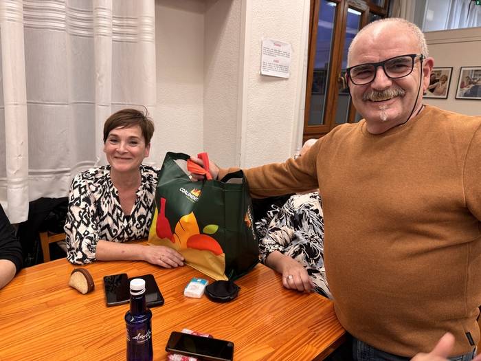 Erretiratuen elkartea topera Gabonetako otarren zozketaren eta txistor pintxoen bueltan