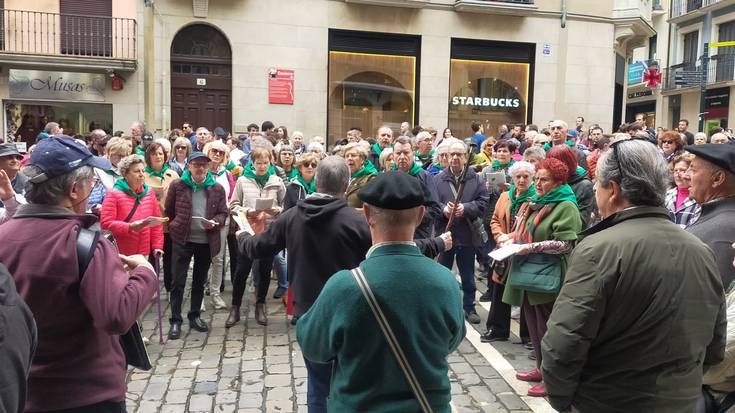 Debako Kalean Kantuz taldeko kideak Iruñean kanta-kantari